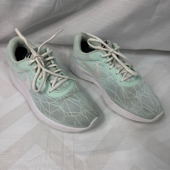 Nike Tanjun SE Women's Running Shoes White Size 8 US - Picture 1 of 14